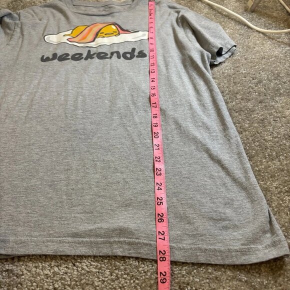 Sanrio Gudetama The Lazy Egg Under Bacon Blanket T-Shirt  Gray "weekends" Large - Picture 6 of 7